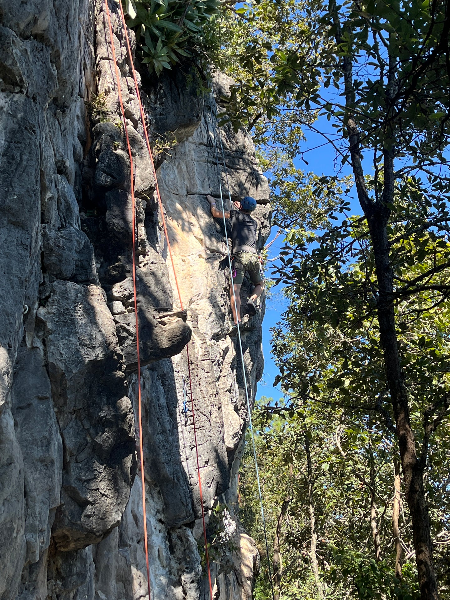 ESCALADA EN ROCA EN SAN CRISTÓBAL