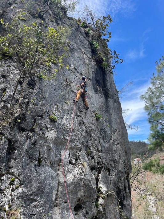 ESCALADA EN ROCA EN SAN CRISTÓBAL